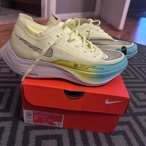 NEW Nike Women's Vaporfly 2 sneakers, 7.5 size